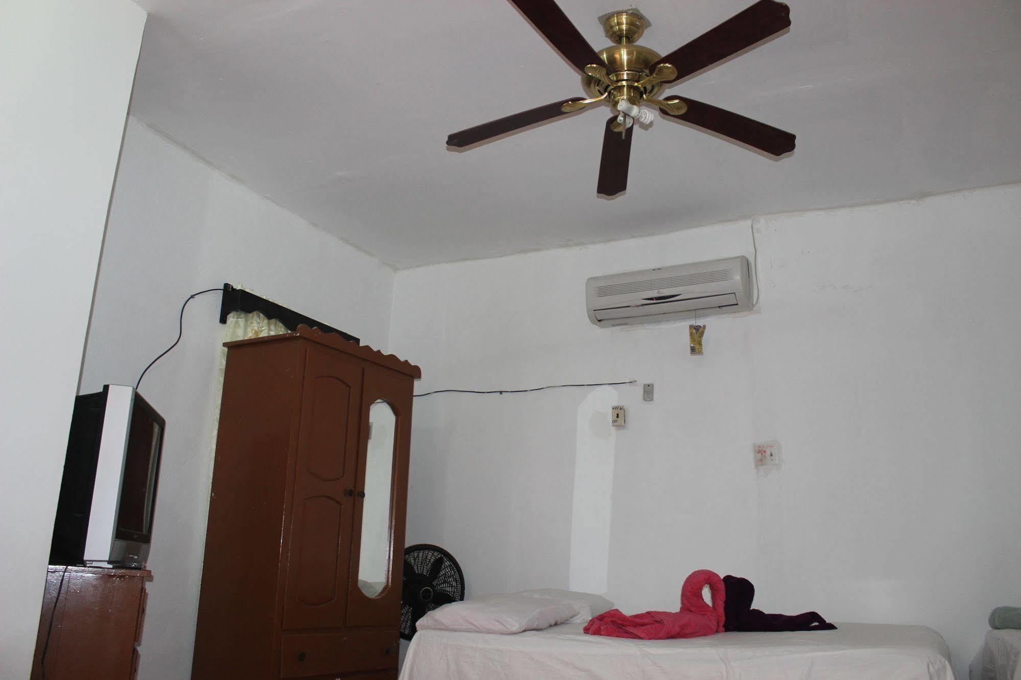 Bachelor Inn Hotel Ciudad de Belice Exterior foto